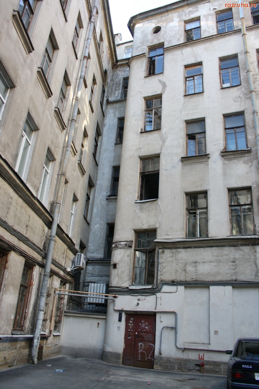 Санкт-Петербург - Непарадная Петроградка. Ул. Блохина. Дворы. Арки. Фасады.