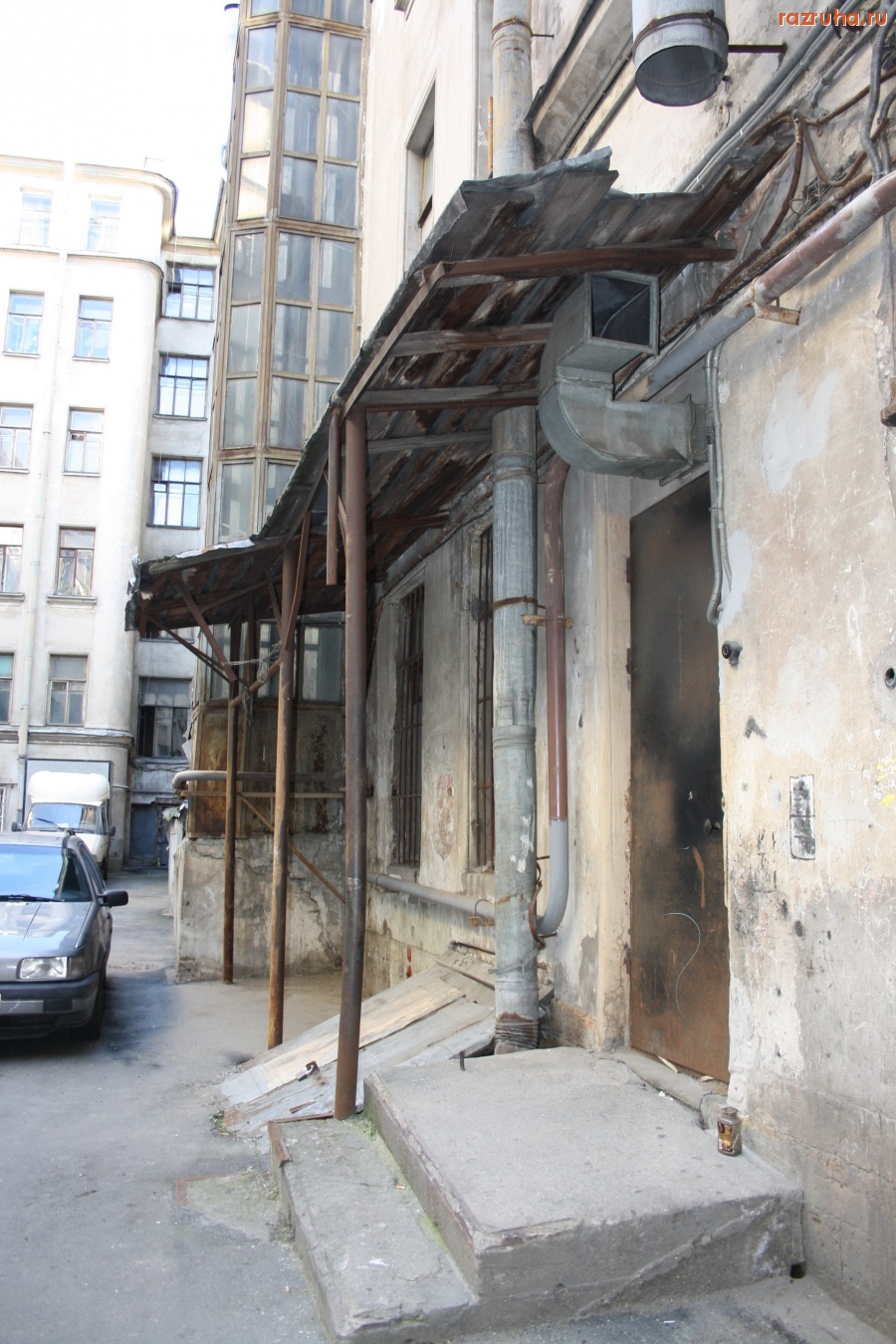 Санкт-Петербург - Непарадная Петроградка. Ул. Блохина. Дворы. Арки. Фасады.