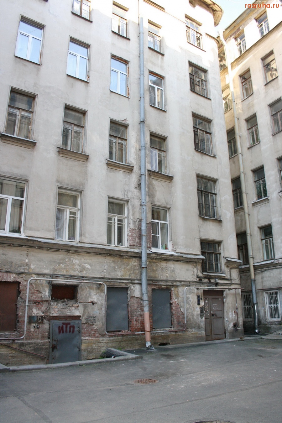 Санкт-Петербург - Непарадная Петроградка. Ул. Блохина. Дворы. Арки. Фасады.