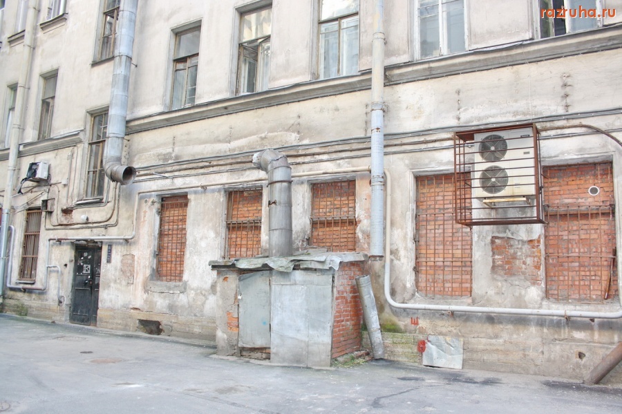 Санкт-Петербург - Непарадная Петроградка. Ул. Блохина. Дворы. Арки. Фасады.