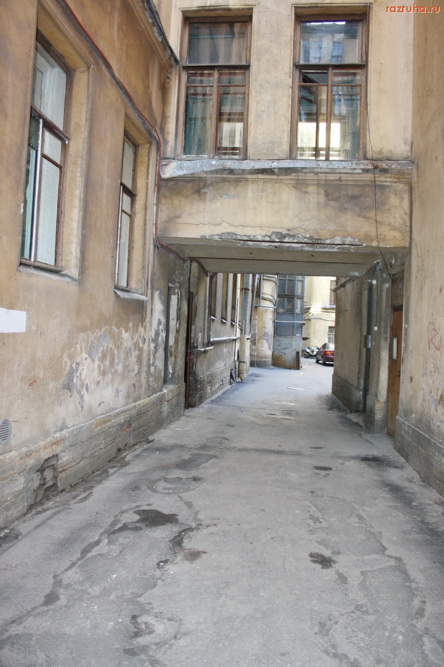 Санкт-Петербург - Непарадная Петроградка. Ул. Блохина. Дворы. Арки. Фасады.