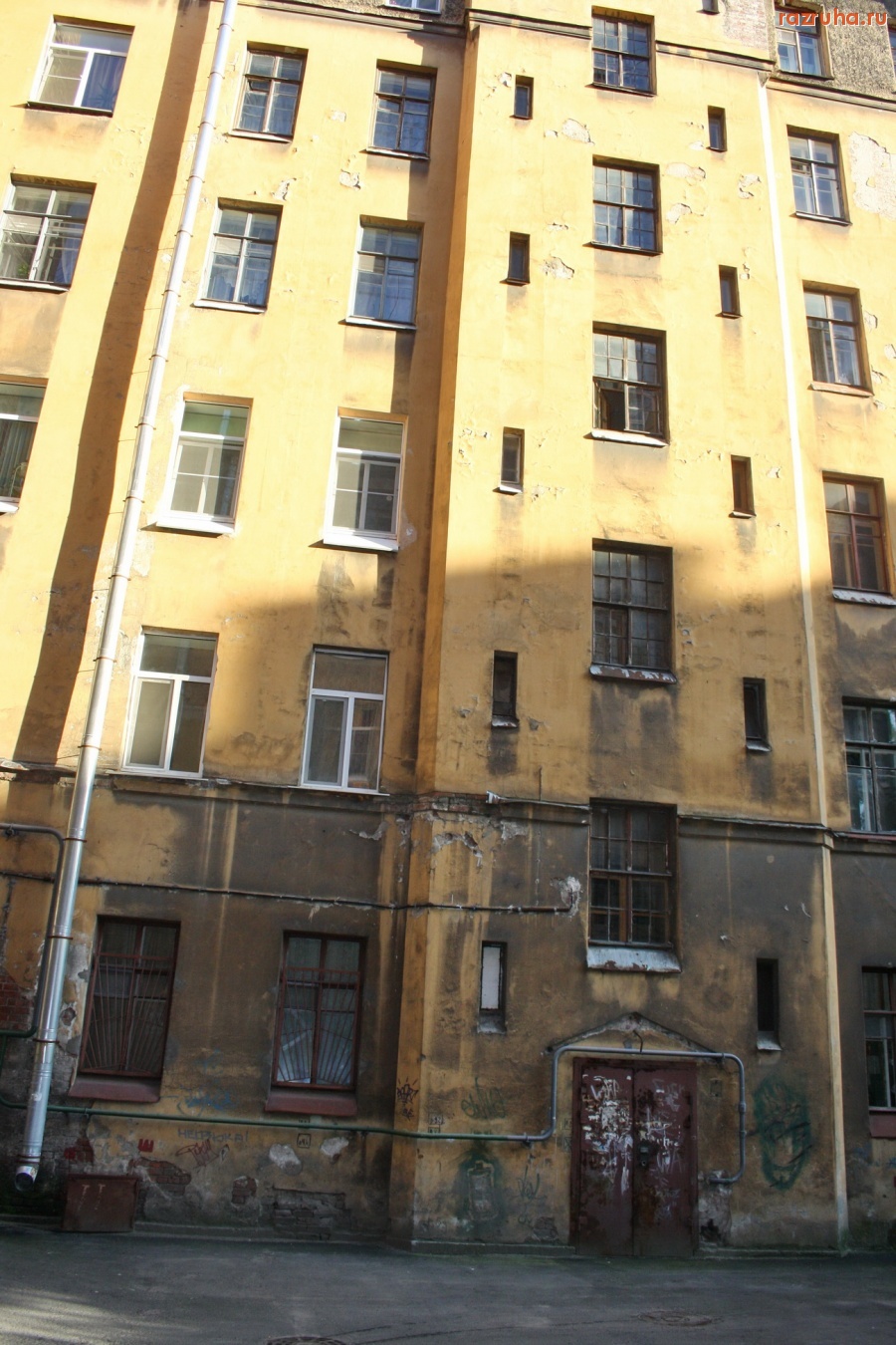 Санкт-Петербург - СПБ. ПЕТРОГРАДСКИЙ РАЙОН. РОМАНТИКА ПИТЕРСКИХ ДВОРИКОВ. СЪЕЗЖИНСКАЯ 22-24