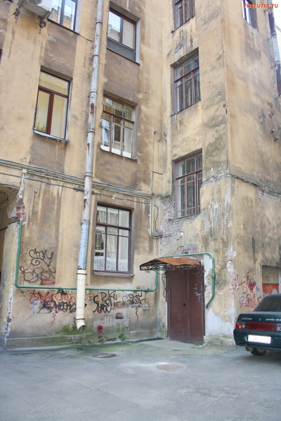 Санкт-Петербург - СПБ. ПЕТРОГРАДСКИЙ РАЙОН. РОМАНТИКА ПИТЕРСКИХ ДВОРИКОВ. СЪЕЗЖИНСКАЯ 22-24