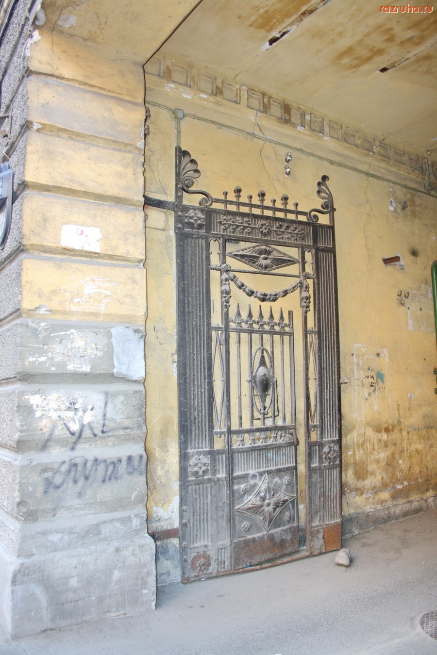 Санкт-Петербург - СПБ. ПЕТРОГРАДСКИЙ РАЙОН. РОМАНТИКА ПИТЕРСКИХ ДВОРИКОВ. СЪЕЗЖИНСКАЯ 22-24