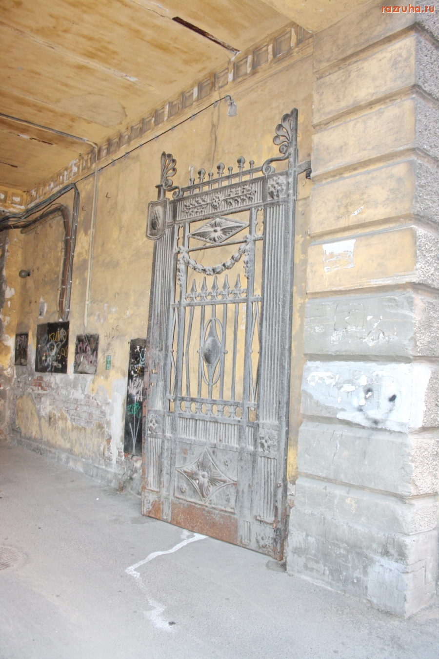 Санкт-Петербург - СПБ. ПЕТРОГРАДСКИЙ РАЙОН. РОМАНТИКА ПИТЕРСКИХ ДВОРИКОВ. СЪЕЗЖИНСКАЯ 22-24