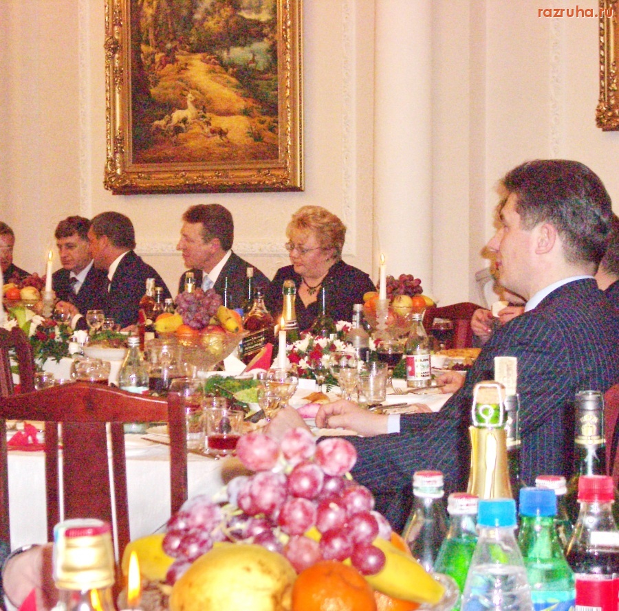 Санкт-Петербург - 21 ЯНВАРЯ 200Х года. ЛИЦА Единой России: депутат ЗАКСа В. МАКАРОВ, вице-губернатор Ю. МОЛЧАНОВ, Петроградский глава А. ДЕЛЮКИН с супругой... Читайте здесь:http://www.fontanka.ru/blog/59626.html