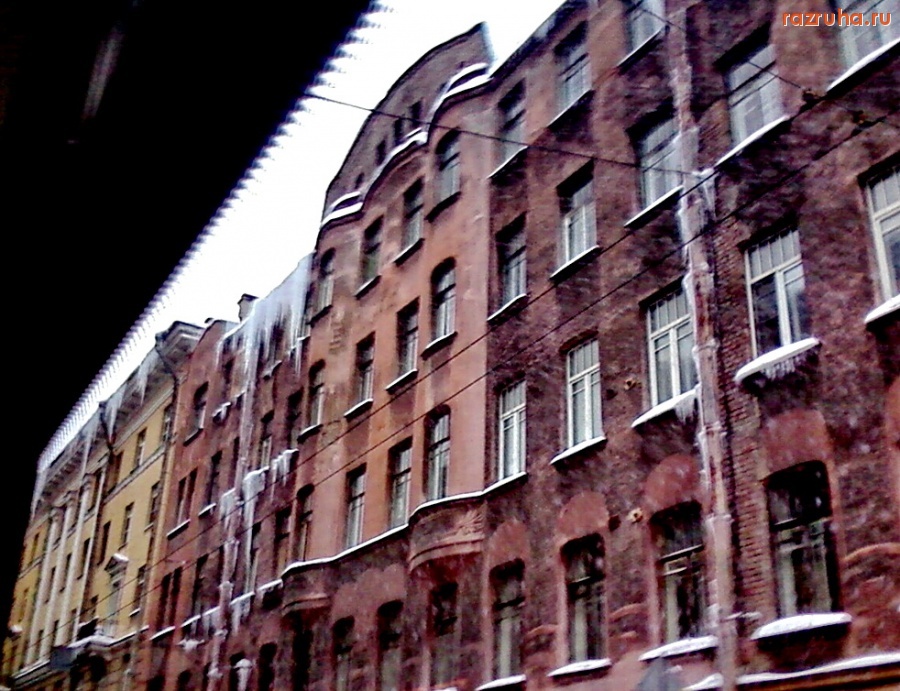 Санкт-Петербург - Петроградская сторона. Черный юмор ЖКХ. Висит сосулька.