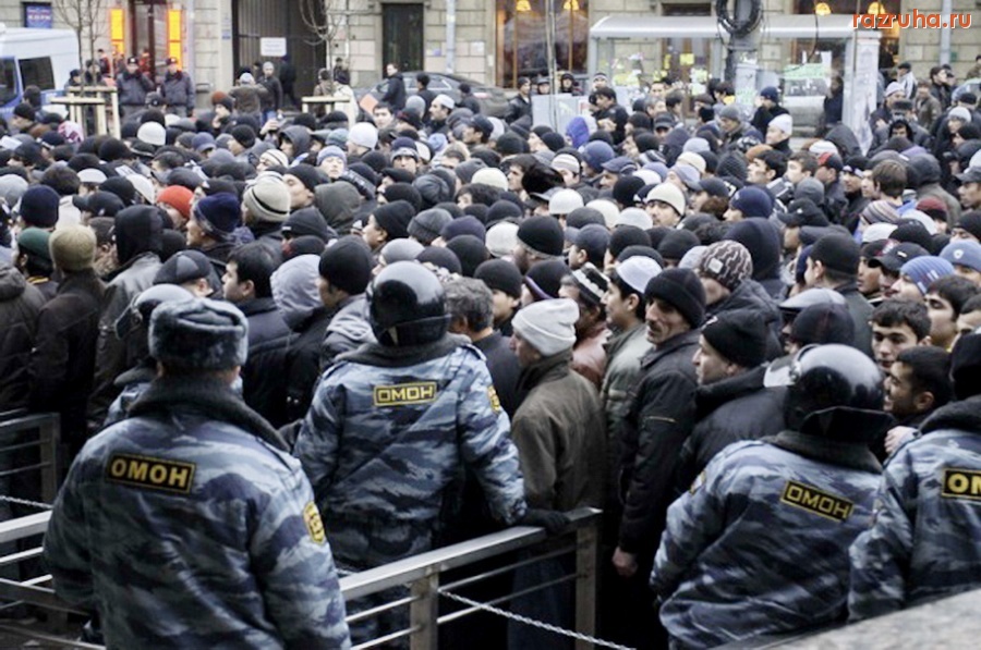 Санкт-Петербург - Петроградский район. Бараны штурмуют метро 