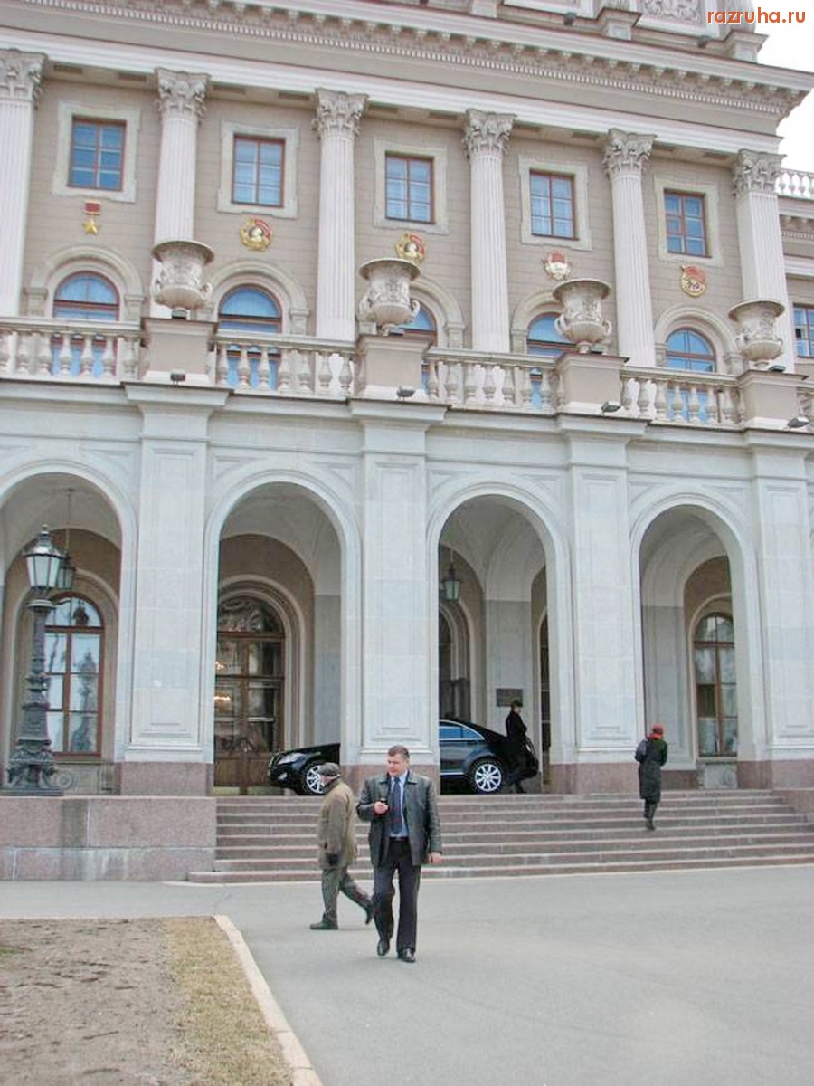 Санкт-Петербург - Машина Вадима Тюльпанова. Guod licet Jovi, non licet bovi - Что дозволено Юпитеру, не дозволено быку.