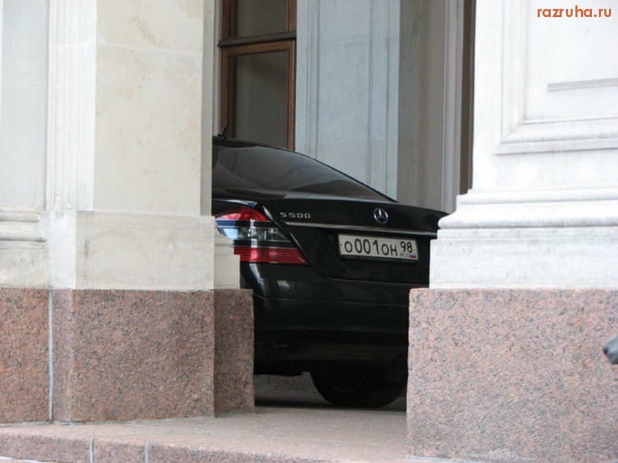 Санкт-Петербург - Машина спикера Заксобрания Вадима Тюльпанова на крыльце Мариинского дворца