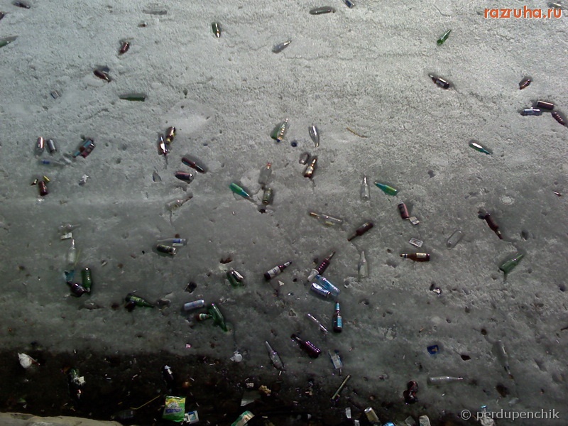 Екатеринбург - Река Исеть. Мусор и бутылки.