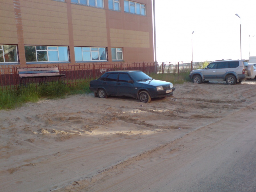 Излучинск - Порковка для машин и площадка для детей.