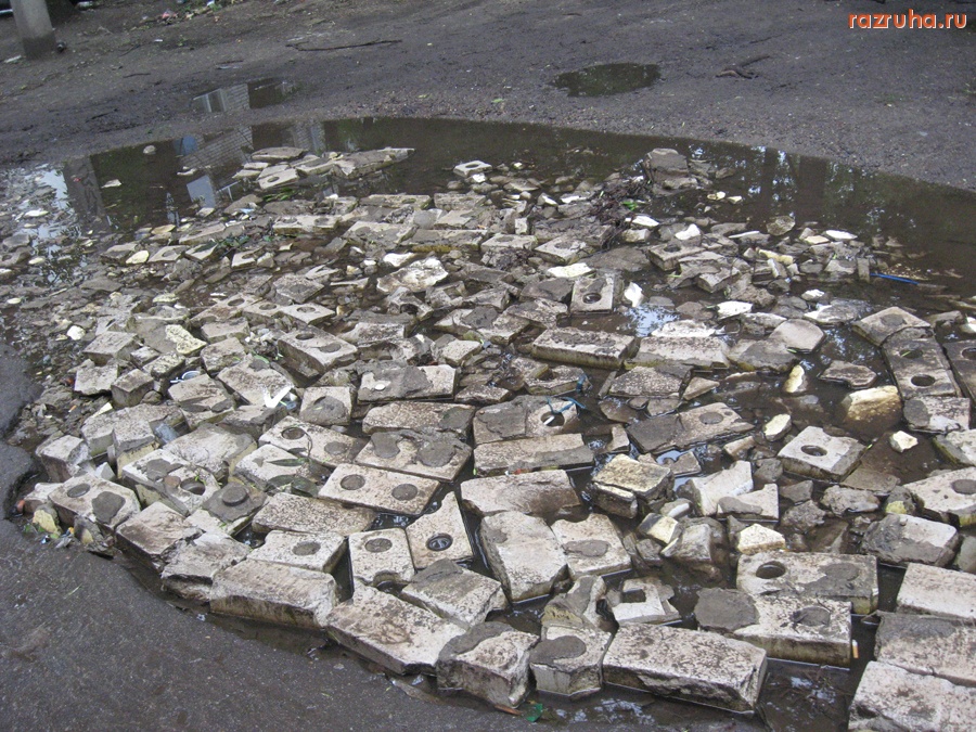 Тверь - Жителям Твери надоело ходить по лужам. На проспекте Ленина между домом № 10 и 8.