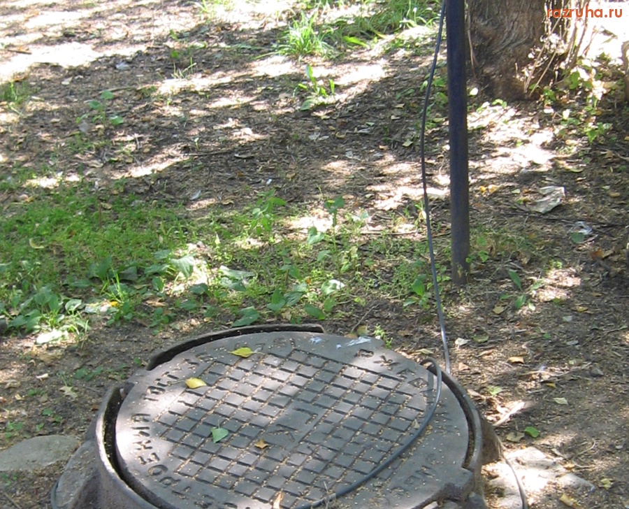 Тверь - зобретательные жители привязали люк к столбику, чтобы тот совсем не упал. Мигаловская набережная около дома 10.