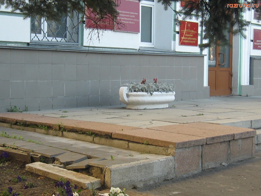 Тверь - азвалились плитки на ул.Советская, д. 23 (Департамент образования Тверской области).