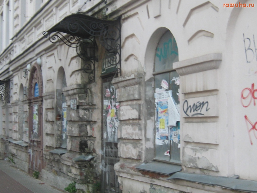 Тверь - Так выглядит здание на ул. Новоторжской у дома 12 (в сторону ул.Трёхсвятской)