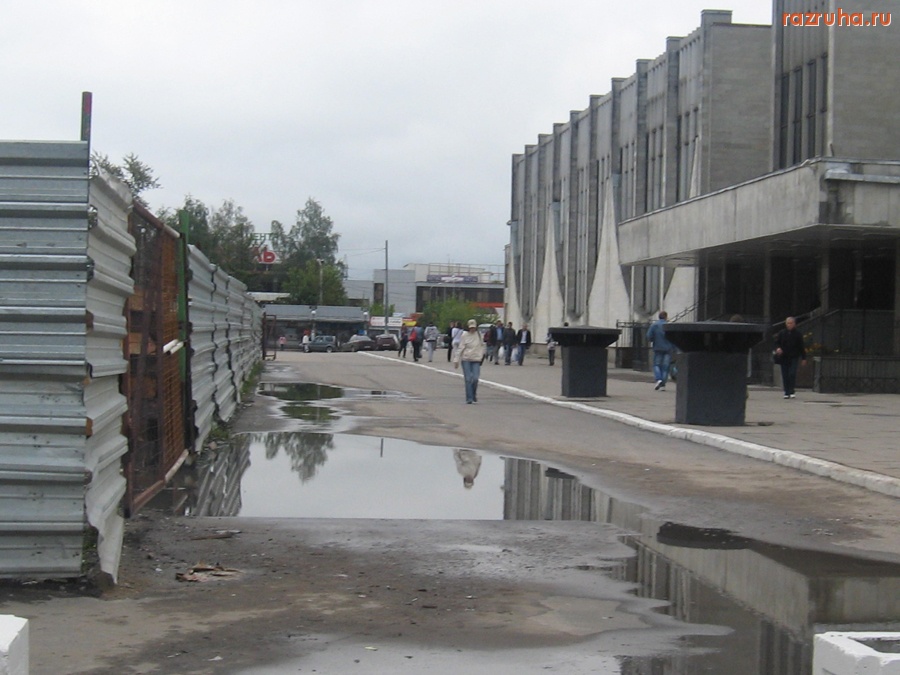 Тверь - Огромная лужа напротив здания ж/д вокзала!