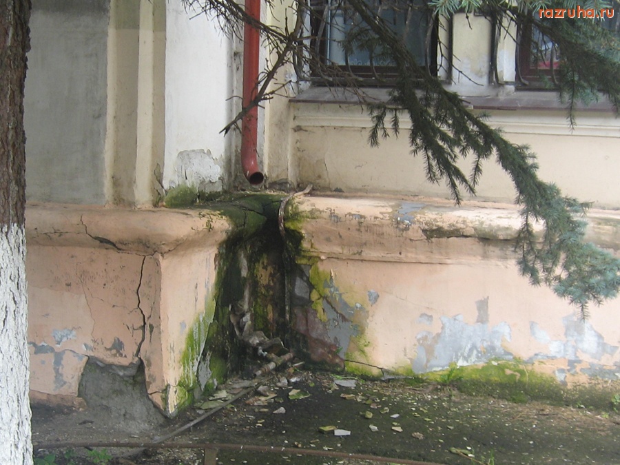 Тверь - ак размывается водой из водосточной трубы здание Управления МВД РФ по Тверской области. Площадь Мира, д. 1/70.