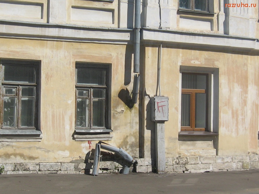 Тверь - Водосточные трубы стоят в сторонке, некоторые отваливают­­ся: ул. Рыбацкая у дома 11