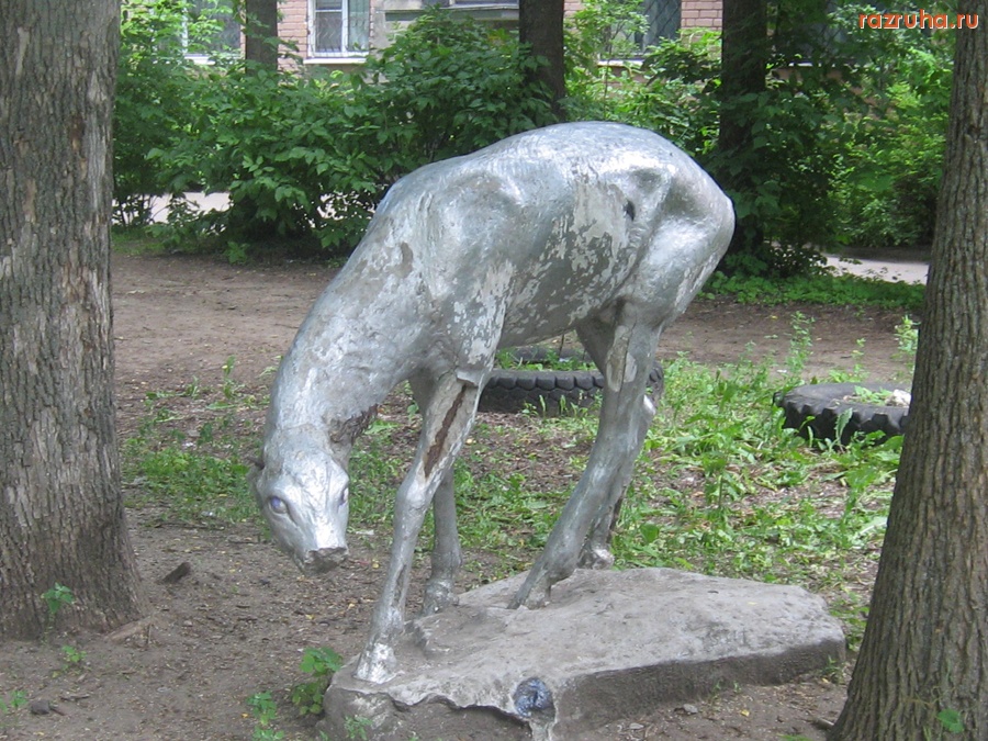 Тверь - Когда-то давно во дворе на бульваре Шмидта возле дома 33-а красовались различные фигурки зверей. И вот что с ними стало…