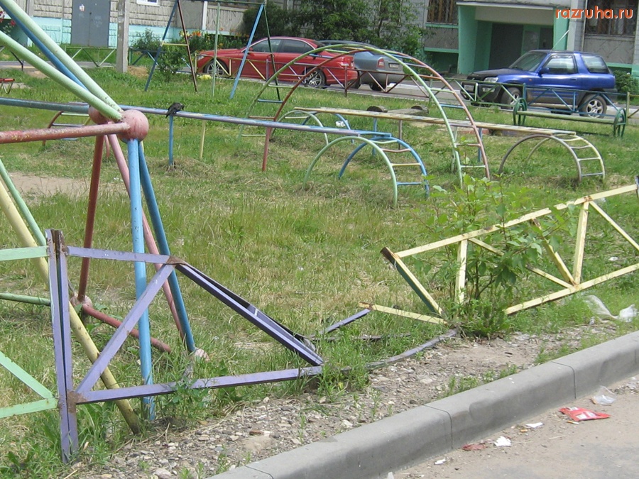 Тверь - ломанные ограждения на детской площадки во дворе дома 9 по ул. Малая Самара.