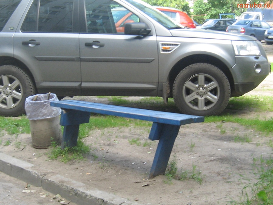 Тверь - Наклонившая скамейка. Во дворе дома 44 по ул. Мичурина.