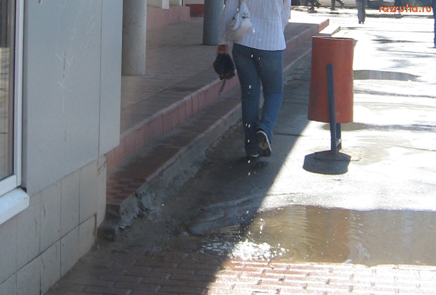 Тверь - На проспекте Чайковского, д. 26 огромная лужа, обойти ее можно только пройдя рядом с домом, но там течет вода!