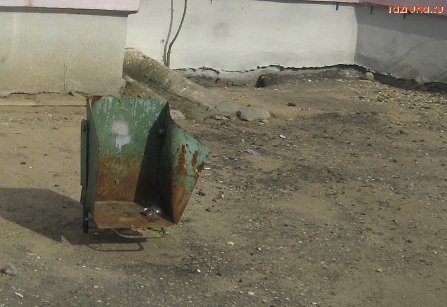 Тверь - Разломали урну на ул. Виноградова, д. 9.