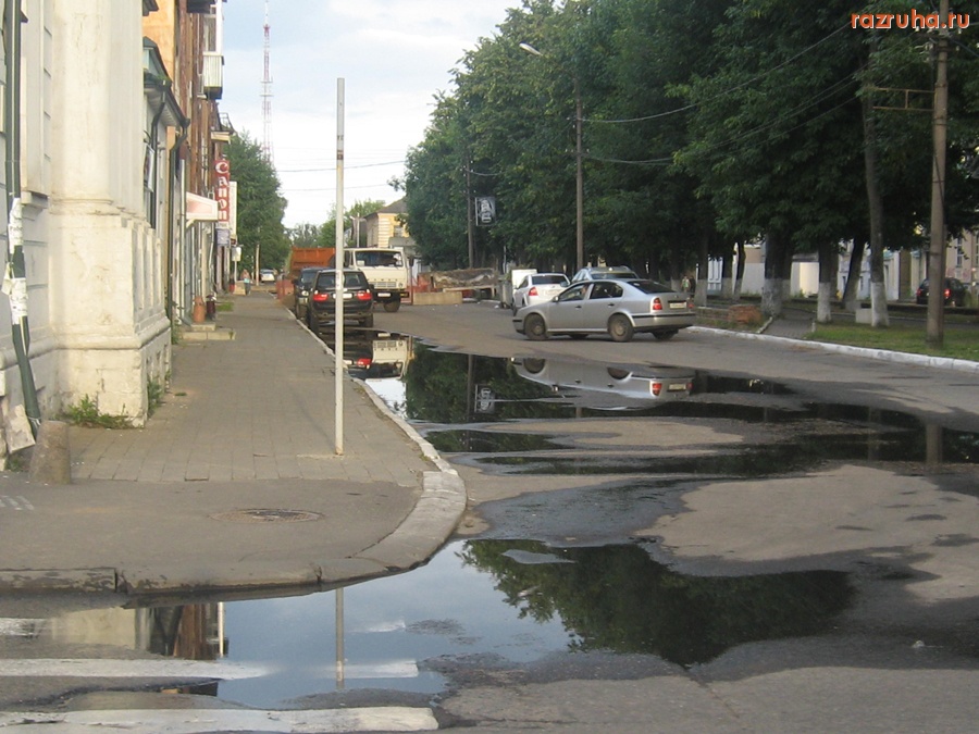 Тверь - Огромная лужа на бульваре Радищева у дома 29