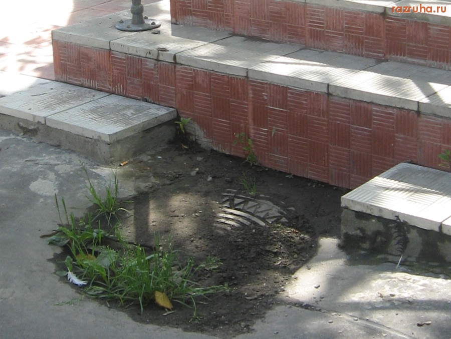 Тверь - На проспекте Ленина решили интересно обойти люк.