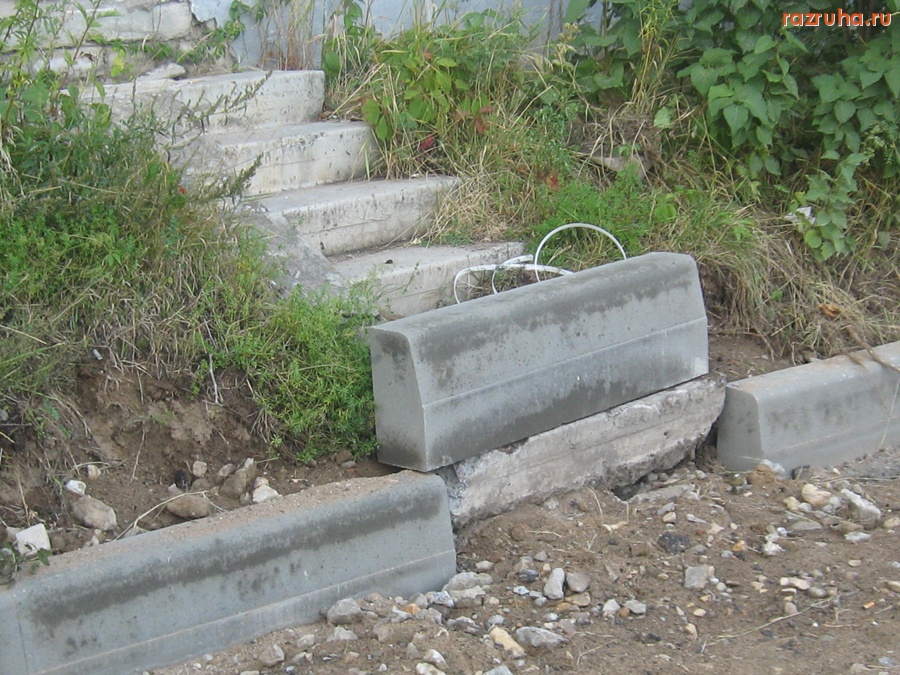 Тверь - Плитки укладывают­ как видите, прямо на ступеньки. Ул. Хрустальна­я, д.41, корпус 2.