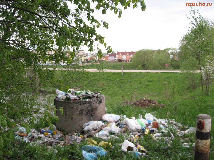 Тверь - Сборище бутылок и мусора на пересечении улицы Волынская и переулка Запрудного.