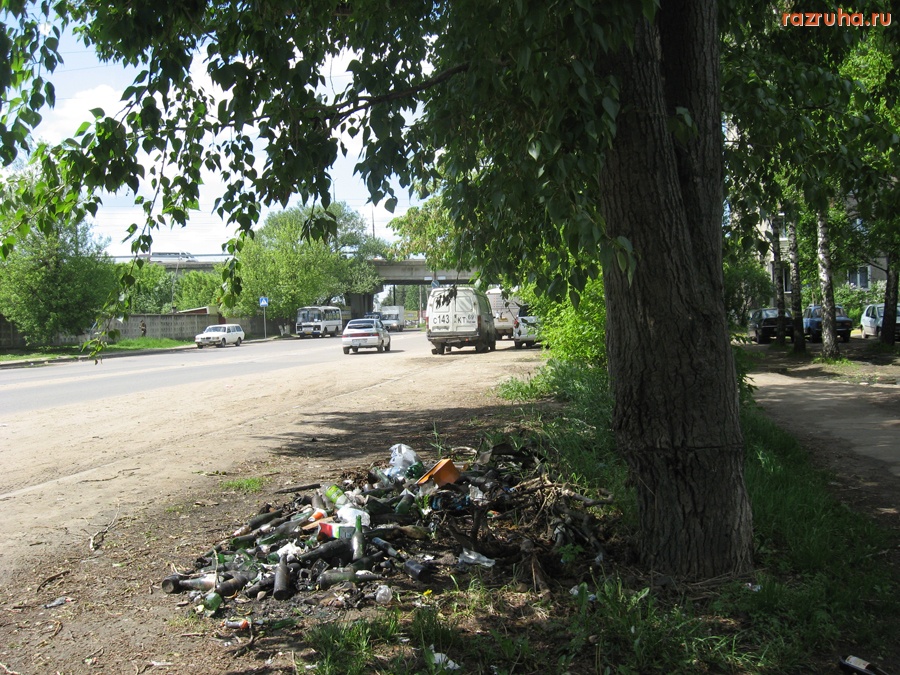 Тверь - Мусор в укромном местечке на ул. Коминтерна рядом с трансформаторной подстанцией.