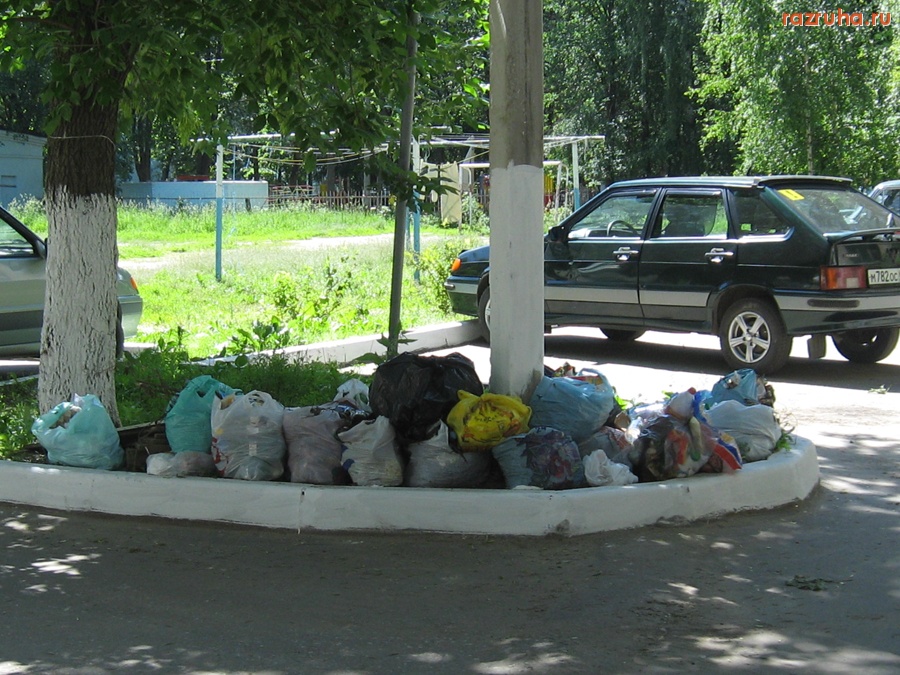 Тверь - Мусор на ул. Завидова рядом с домом № 30 между 2-м и 3-м подъездом. Место того что бы благоустраивать придомовую территорию, еще больше засоряют.