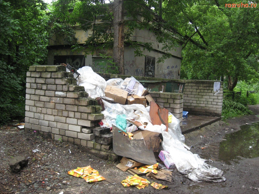 Тверь - Помойка на проспекте Ленина за домом № 10. Мусор напоминает кирпичное ограждение самой помойки