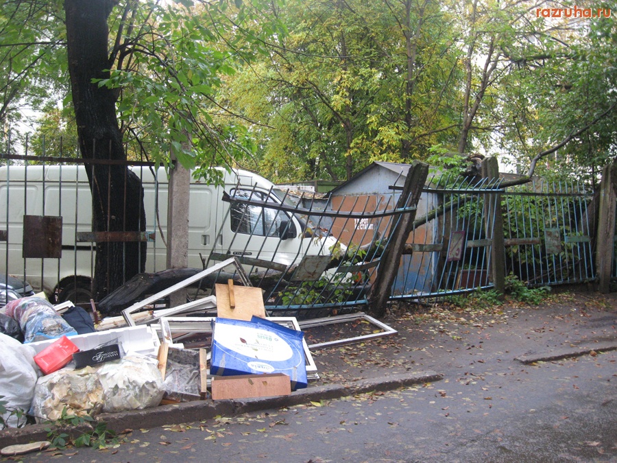 Тверь - Сломанный забор на рынке (Благоева). Рядом складывают мусор
