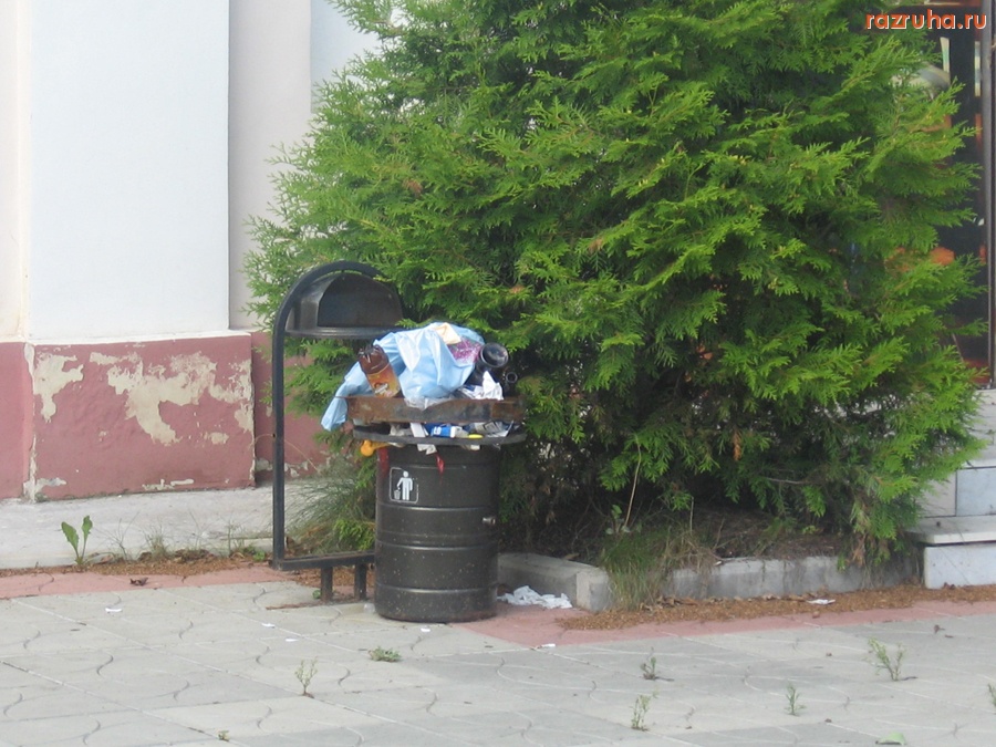 Тверь - Переполненная и сломанная урна на ул. Володарского, д.25.