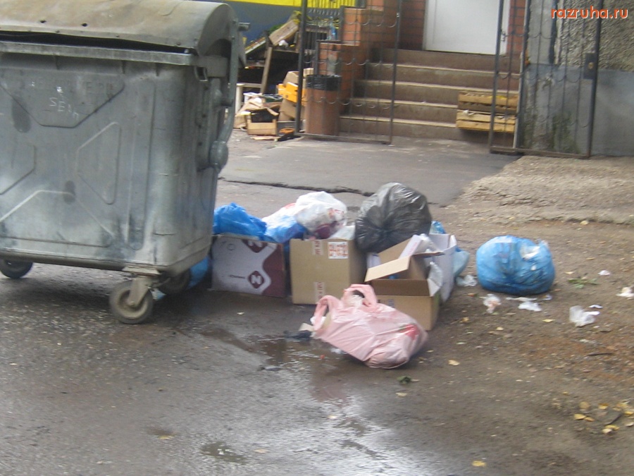 Тверь - Мусор лежит рядом с контейнером на ул. Завидова у дома 27