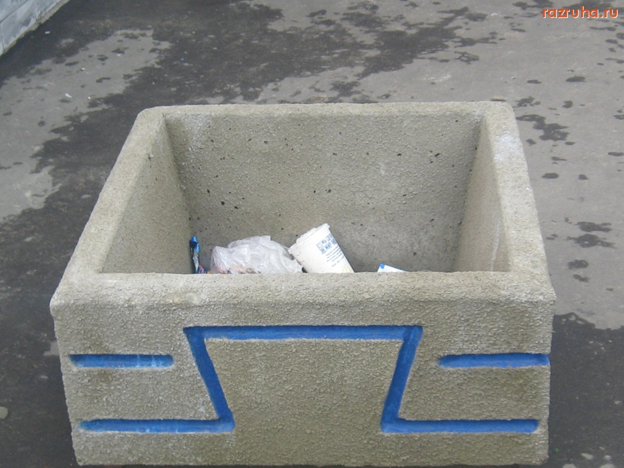 Тверь - На проспекте Чайковского рядом с домом 27 в клумбу кидают мусор!