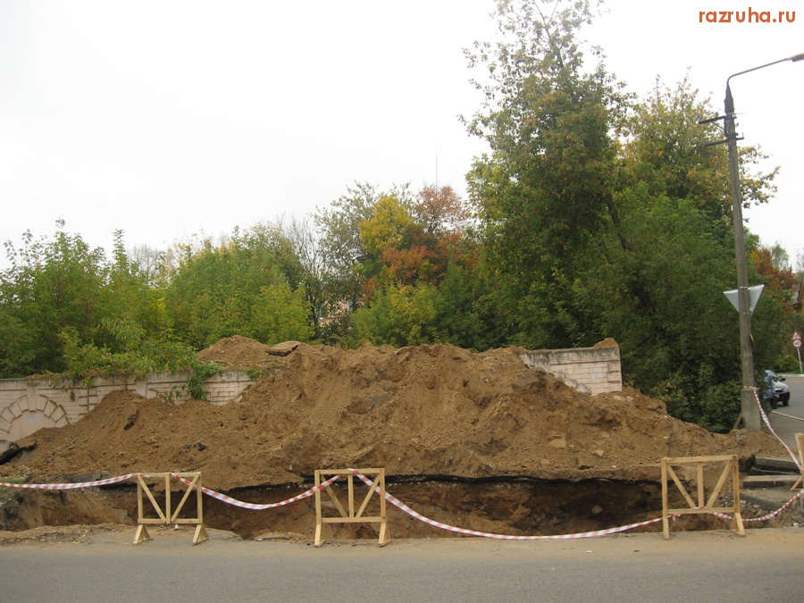 Тверь - Разрыли на ул. Фурманова. Накидали песок за забор!