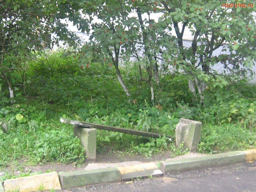 Тверь - Сломанная скамейка на ул. Фадеева, д.8 (2-й подъезд).