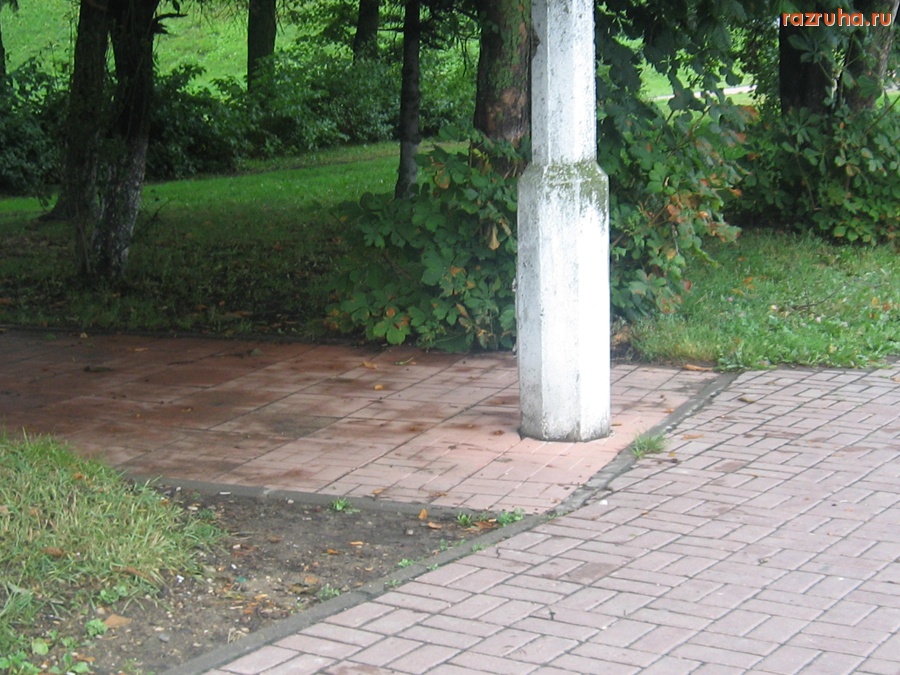 Тверь - Только у нас могут пешеходную дорожку строить прямо в столб! Набережная Афанасия Никитина (у Нового моста).