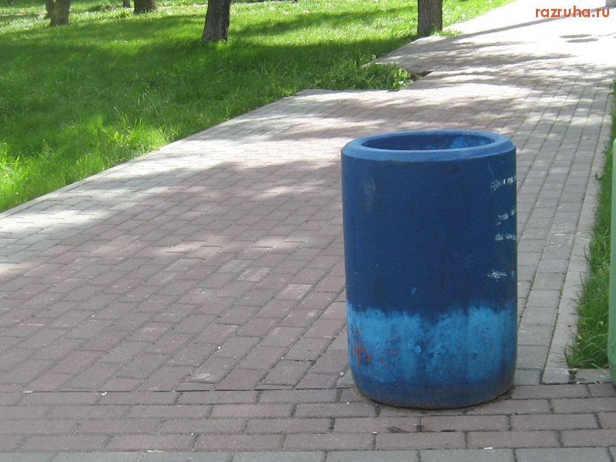 Тверь - Удачное место для установки урны. Парк напротив Комсомольской площади.