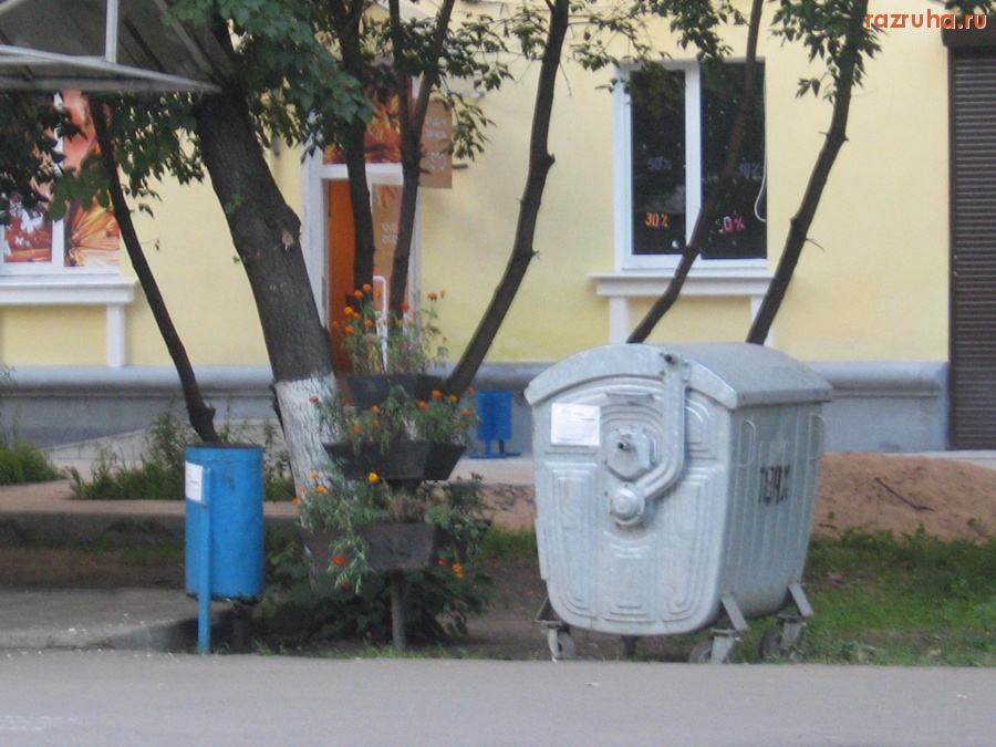 Тверь - Отличное сочетание урн и цветочков