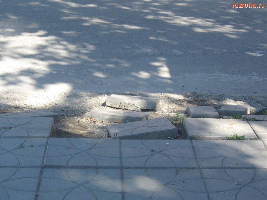 Тверь - Плитки развалились в сторону сквера героям Чернобыля.