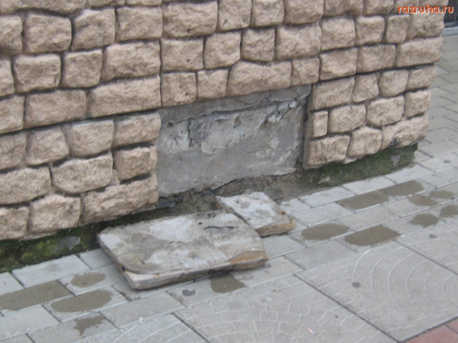 Тверь - Отвалились плитки на ул. Трёхсвятской, д.16-31.