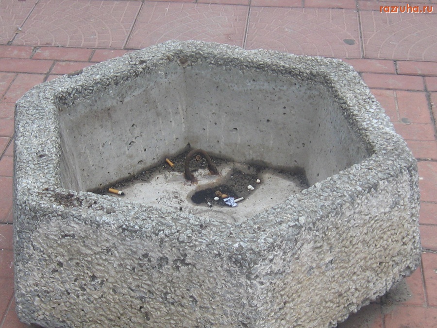 Тверь - В некоторых клумбах в центре Твери на ул. Трехсвятской нет цветов и земли тоже!