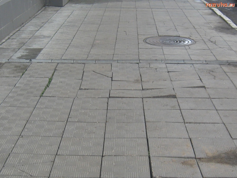 Тверь - роезд Дарвина, д.1: расколотые плитки.