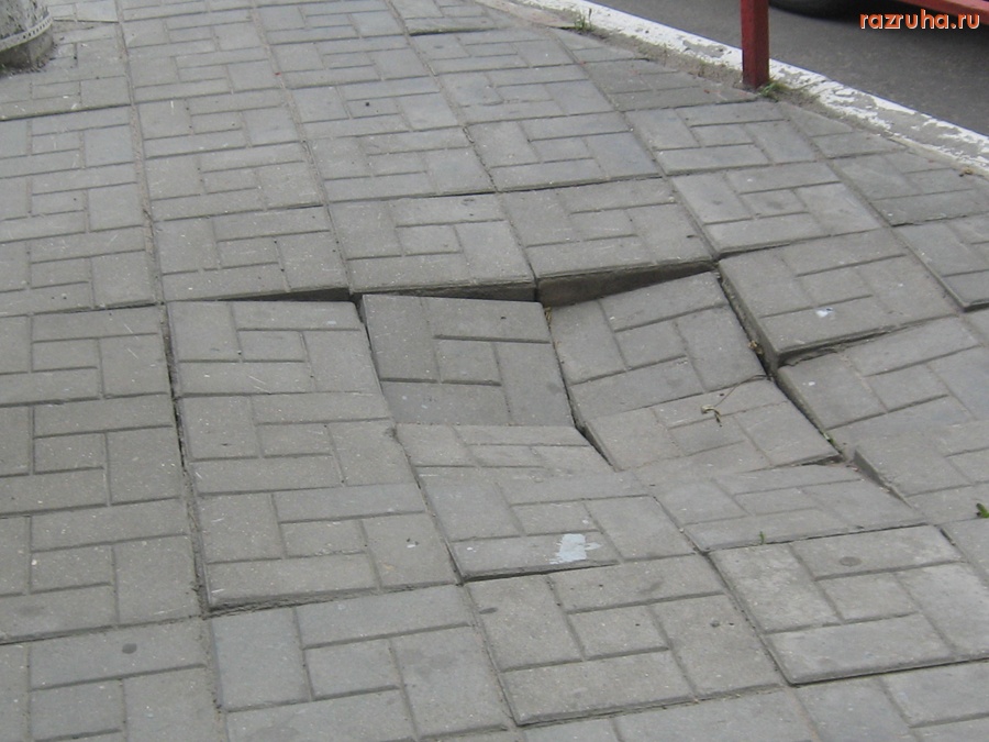 Тверь - Так развалились плитки на Тверском проспекте около дома 9.