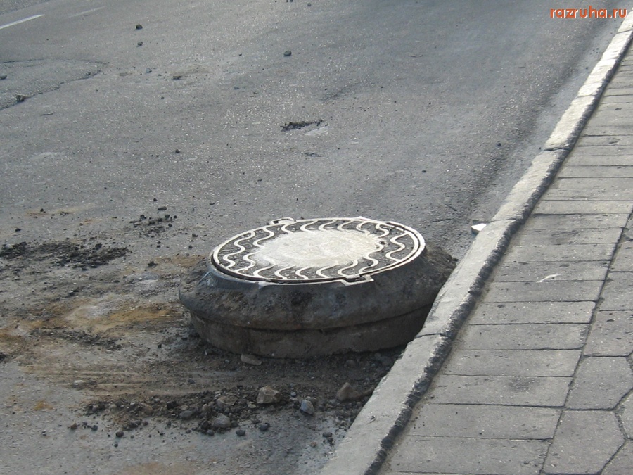 Тверь - Некуда было положить люк, так его рядом с пешеходным переходом пристроили. Для красоты, наверное и удобства… У